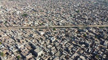 vista aérea de alto ângulo da cidade de sheikhupura de punjab paquistão, imagens do drone. sheikhupura também conhecido como qila sheikhupura, é uma cidade na província paquistanesa de punjab. foto