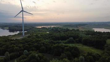 imagens de vista aérea de alto ângulo sobre a turbina eólica do moinho de vento no lago stewartby da inglaterra ao nascer do sol foto