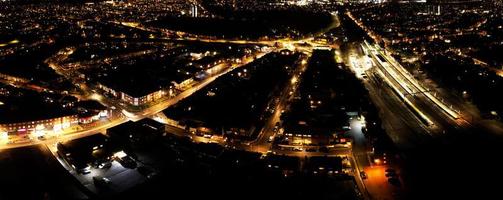 bela vista aérea noturna da cidade britânica, imagens do drone de alto ângulo da cidade de luton da inglaterra, reino unido foto