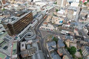 vista aérea do centro da cidade e edifícios na cidade de luton da inglaterra da estação ferroviária central do reino unido, filmagem editorial de alto ângulo do drone. foto