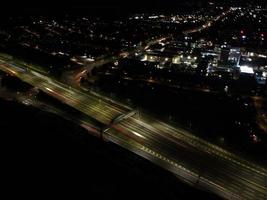 bela vista aérea de alto ângulo das autoestradas britânicas e tráfego na cidade de luton da inglaterra reino unido à noite após o pôr do sol foto