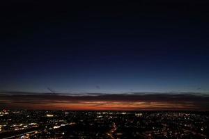 bela vista de alto ângulo da cidade de luton da inglaterra à noite, imagens do drone após o pôr do sol foto