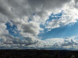 pôr do sol bonito e colorido com nuvens coloridas e céu sobre a cidade de luton da inglaterra grã-bretanha foto