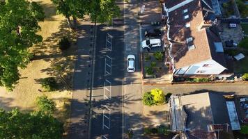 vista aérea de aves aquáticas no parque do lago de wardown e área residencial da cidade de luton da inglaterra foto