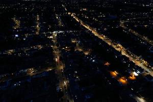 linda vista aérea noturna da cidade iluminada de luton da inglaterra, reino unido, imagens de alto ângulo do drone. foto