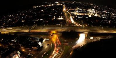 bela vista aérea noturna da cidade britânica, imagens do drone de alto ângulo da cidade de luton da inglaterra, reino unido foto