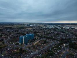 bela vista aérea noturna da cidade britânica, imagens do drone de alto ângulo da cidade de luton da inglaterra, reino unido foto