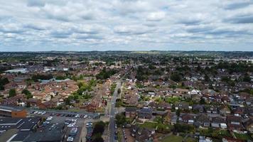 uma filmagem aérea e vista de alto ângulo do playground de uma escola de meninos na cidade de luton da inglaterra, autoestradas e rodovias britânicas foto