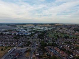 imagens aéreas por drone vista de alto ângulo da cidade de londres luton da inglaterra com edifícios foto