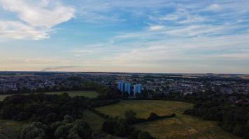 casas e edifícios de filmagem de alto ângulo na cidade de londres luton e vista aérea da estação ferroviária de leagrave foto