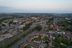 linda vista aérea da cidade de luton da inglaterra reino unido na hora do pôr do sol, nuvens coloridas imagens de alto ângulo tiradas por drone foto