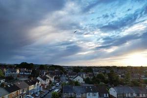 bela vista aérea de nuvens ao pôr do sol sobre a cidade de luton da inglaterra grã-bretanha foto