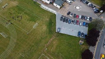 uma filmagem aérea e vista de alto ângulo do playground de uma escola de meninos na cidade de luton da inglaterra, autoestradas e rodovias britânicas foto