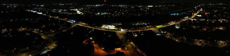 vista aérea de alto ângulo da cidade britânica à noite cidade britânica foto