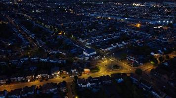 bela vista aérea noturna da cidade britânica, imagens do drone de alto ângulo da cidade de luton da inglaterra, reino unido foto