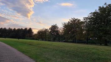 vista para o lago caldecotte em milton keynes inglaterra foto