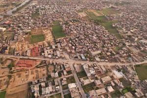 vista de alto ângulo da cidade de gujranwala e casas residenciais na antena congestionada de punjab paquistão foto