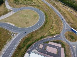 vista aérea e imagens de alto ângulo do intercâmbio das autoestradas britânicas da junção 11a da m1 na cidade de luton norte da inglaterra, reino unido. foto