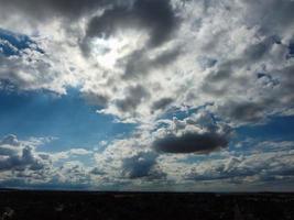 pôr do sol bonito e colorido com nuvens coloridas e céu sobre a cidade de luton da inglaterra grã-bretanha foto