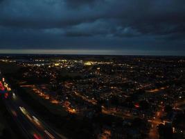 bela vista aérea noturna da cidade britânica, imagens do drone de alto ângulo da cidade de luton da inglaterra, reino unido foto