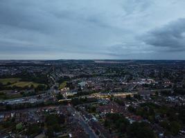 bela vista aérea noturna da cidade britânica, imagens do drone de alto ângulo da cidade de luton da inglaterra, reino unido foto