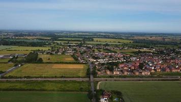 imagens aéreas vista de alto ângulo de geradores naturais de energia verde fontes de turbinas eólicas e fazendas de painéis solares na inglaterra reino unido foto