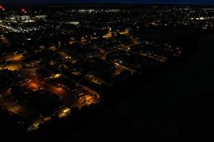 bela vista aérea de alto ângulo das autoestradas britânicas e tráfego na cidade de luton da inglaterra reino unido à noite após o pôr do sol foto