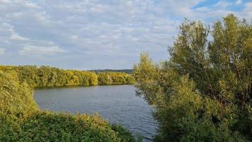 vista para o lago caldecotte em milton keynes inglaterra foto