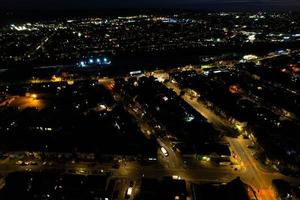 bela vista de alto ângulo da cidade de luton da inglaterra à noite, imagens do drone após o pôr do sol foto