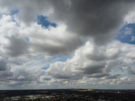 céu mais bonito com nuvens espessas sobre a cidade britânica em um dia quente e ensolarado foto