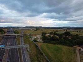 vista aérea e imagens de alto ângulo do intercâmbio das autoestradas britânicas da junção 11a da m1 na cidade de luton norte da inglaterra, reino unido. foto