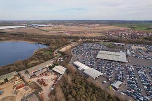 vista aérea de alto ângulo do enorme parque de estacionamento de leilões da inglaterra foto