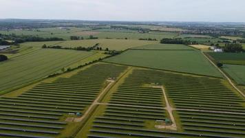 imagens aéreas vista de alto ângulo de geradores naturais de energia verde fontes de turbinas eólicas e fazendas de painéis solares na inglaterra reino unido foto