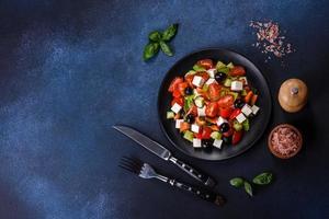 salada grega com legumes frescos, queijo feta e azeitonas pretas foto
