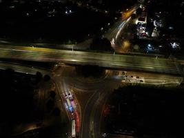 bela vista aérea de alto ângulo das autoestradas britânicas e tráfego na cidade de luton da inglaterra reino unido à noite após o pôr do sol foto