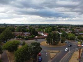 imagens aéreas por drone vista de alto ângulo da cidade de londres luton da inglaterra e edifícios residenciais foto