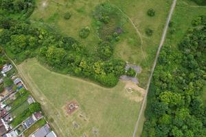 vista aérea e de alto ângulo de farley hills da cidade de luton da inglaterra, reino unido foto