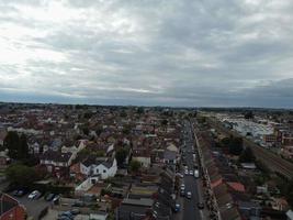 uma filmagem aérea e vista de alto ângulo da cidade de luton, na inglaterra, sobre uma área residencial, bury park, da comunidade asiática paquistanesa e caxemira. foto