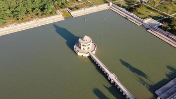 vista aérea de alto ângulo do histórico mughals hiran minar e vila de sheikhupura paquistão foto