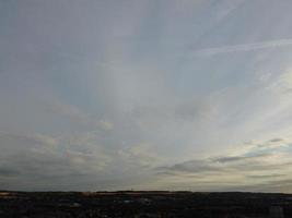 belo pôr do sol sobre a cidade britânica, céu colorido com nuvens amarelas, laranja e pretas sobre o céu azul claro foto