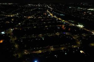 vista aérea de alto ângulo da cidade britânica à noite cidade britânica foto