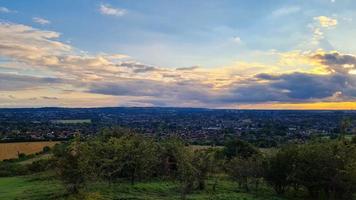 linda e bela cena do pôr do sol na Inglaterra, paisagem britânica foto