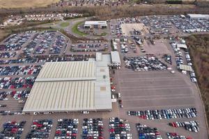 vista aérea de alto ângulo do enorme parque de estacionamento de leilões da inglaterra foto