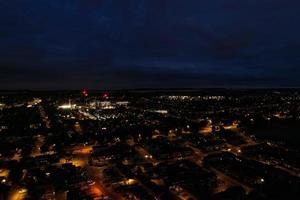 bela vista aérea de alto ângulo das autoestradas britânicas e tráfego na cidade de luton da inglaterra reino unido à noite após o pôr do sol foto