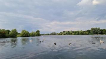 vista para o lago caldecotte em milton keynes inglaterra foto