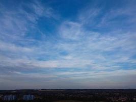 vista aérea da cidade de luton da inglaterra reino unido na hora do pôr do sol, nuvens coloridas imagens de alto ângulo tiradas por drone foto