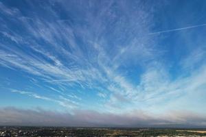 vista aérea das nuvens ao nascer do sol na Grã-Bretanha, imagens do drone, bela manhã com ventos fortes e nuvens em movimento rápido foto