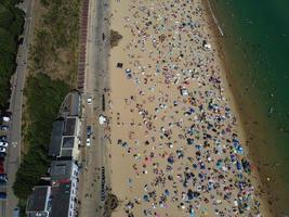 Vista de alto ângulo para o mar em frente à praia com pessoas na cidade de bournemouth, na inglaterra, reino unido, imagens aéreas do oceano britânico foto