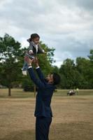 pai paquistanês asiático está segurando seu bebê de 11 meses no parque local foto