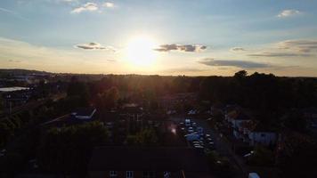 imagens de drone de alto ângulo da estação ferroviária central de luton e vista aérea do centro da cidade inglaterra reino unido foto